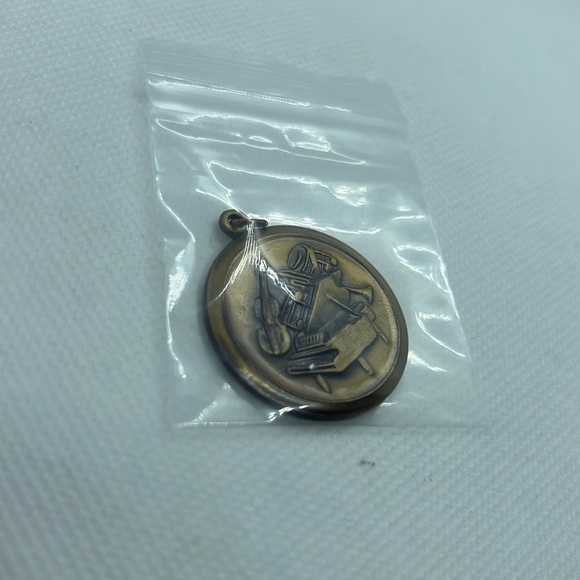 MUSICAL INSTRUMENT PENDANT CHARM PIANO, VIOLIN, SAXOPHONE, NOTES - Picture 7 of 8